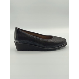 Czarne czółenka na koturnie skórzane unikalny wzór polska