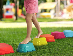 Kolorowe szczudła kubeczkowe steppery dla dzieci Step-n-Stomp B.Toys