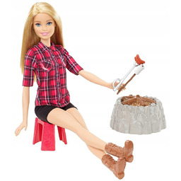 Barbie na biwaku z płonącym ogniskiem blondynka