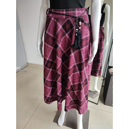 Wiskozowa spódnica w kratę z ozdobnym paskiem -