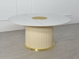 Kremowy stolik z kamiennym blatem i złotymi akcentami
