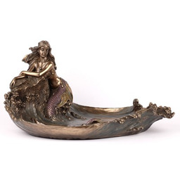 Śliczna patera syrena opierająca się o skałę