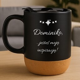 Kubek ceramiczny czarny z przykrywką dla niej