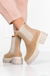 Camelowe botki na platformie z gumkami po bokach