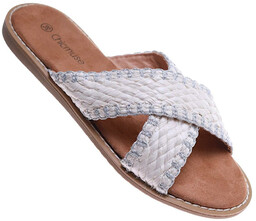 Białe klapki na płaskim obcasie