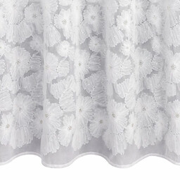 Firana biała z drobnej siateczki zdobiona kwiatami
