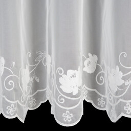 Firana biała z drobnej siateczki zdobiona kwiatowym haftem