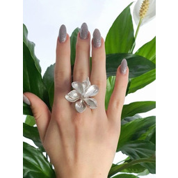 Pierścionek srebrny z dużym kwiatem Białej Magnolii