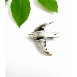 Broszka z Jaskółką szarą