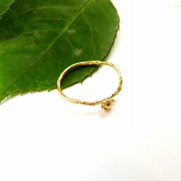 Delikatny kwiatuszek pozłocony - pierścionek srebrny