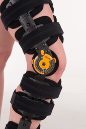 QMED RUSH Orteza pooperacyjna kolana, dwuszynowa, z zegarem