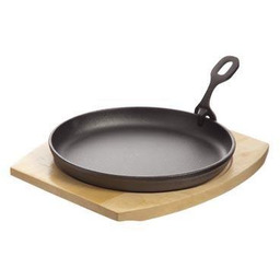 PATELNIA ŻELIWNA Z ODCZEPIANĄ RĄCZKĄ NA DREWNIANEJ PODSTAWCE