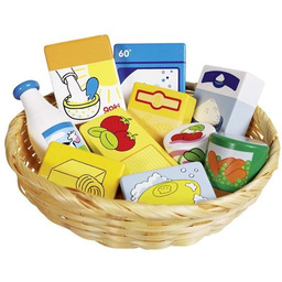 Drewniane artykuły spożywcze i gospodarstwa domowego w koszyczku