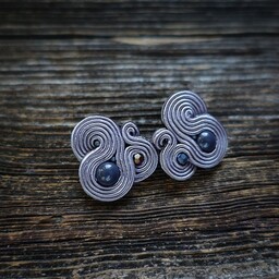 Pakamera Małe , szare, eleganckie kolczyki sutasz