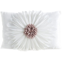 Poszewka welwetowa kremowo-pudrowa z trójwymiarowym kwiatem JA196-03