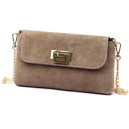 Zamszowa skórzana damska listonoszka z dopinanym paskiem łańcuszkiem