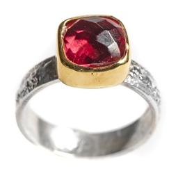 Pakamera Pierścionek z granatem na srebrnej obrączce