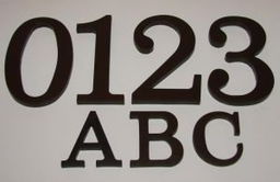 Cyfry i litery oznaczająca numer posesji, działki itp.