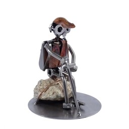 Metalowa figurka Turysta przy kamieniu. Prezent dla turysty