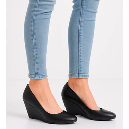 Klasyczne czarne czółenka na koturnie