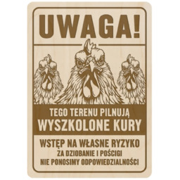 Uwaga! Tego terenu pilnują kury - drewniana tabliczka