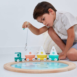 Kolejka dla dzieci pociąg drewniany z torami łódkami