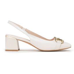 Czółenka skórzane z tłoczoną klamrą kremowe