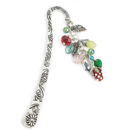 Zakładka do książek z zawieszkami / JG. Projekt