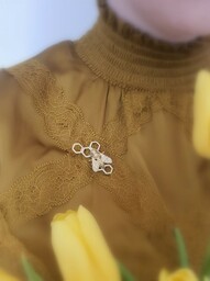 Pszczoła złota na plastrze miodu - broszka srebrna