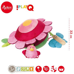 Miękka piłka z wypustkami owady na łące grzechotką