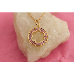 Pakamera Geoda - wisiorek złoty z rózowymi szafirami