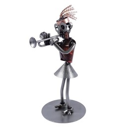 Metalowa figurka kobieta grająca na trąbce