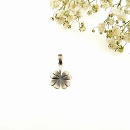 Zawieszka srebrna oksydowana- Koniczynka mała