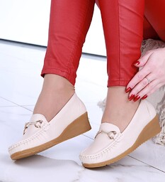 Beżowe czółenka oxfordy na koturnie