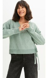 Krótki sweter kopertowy wiązany