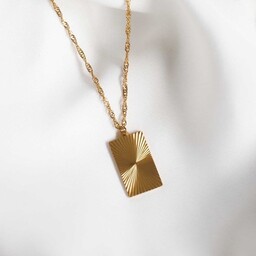 Naszyjnik złoty wisiorek prostokątny blaszka mieniący się ze