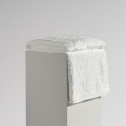 Jednokolorowy koc z wytłoczonym wzorem Conosinos 150x200 cm