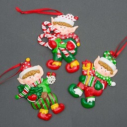Wiszące dekoracje choinkowe elf trzymający prezenty cukierki choinka