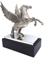 FIGURKA DEKORACYJNA srebrny, aluminiowy pegaz na stalowo-drewnianej podstawie