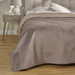 Jednokolorowa narzuta na łóżko z wytłoczonym wzorem Pontoso