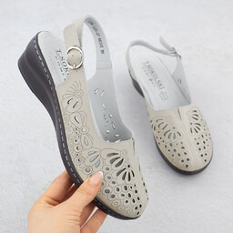 Skórzane sandały damskie ażurowe na koturnie beżowe T.Sokolski