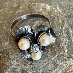 Pakamera Srebrny pierścionek z perłami i cyrkonią -