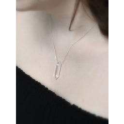 Naszyjnik amulet z kryształem górskim na łańcuszku 45