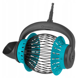 Zbieracz zbierak zbieraczka owoców orzechów w ogrodzie sadzie