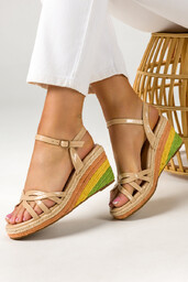 Beżowe sandały espadryle damskie lakierowane na kolorowym koturnie