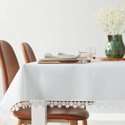 Obrus prostokątny biały zdobiony koronką w kwiaty OHK01-1