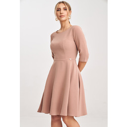 Rozkloszowana sukienka z rękawem 3/4 taliowana w pasie