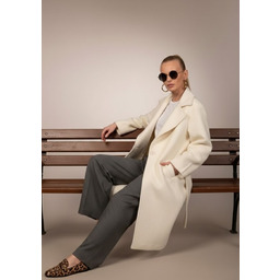 Pakamera Biały płaszcz z paskiem