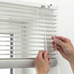 Żaluzja ścienna aluminiowa 25mm biała 90 x 130
