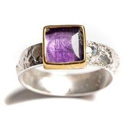 Pakamera Pierścionek z ametystem na srebrnej obrączce